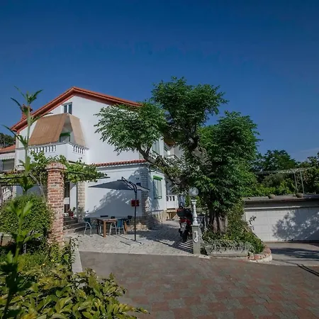 Larissa * Rab Town